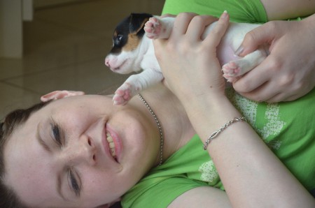 Caro (Mensch) mit BANSHEE (Jack Russell-Mädchen) in der Hand